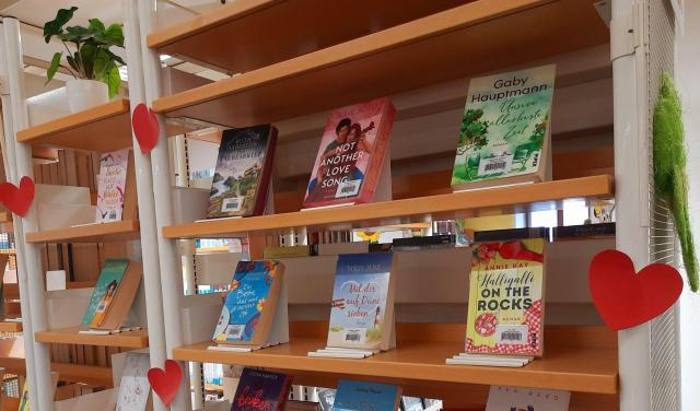 Valentinstag Regal mit Liebesromane